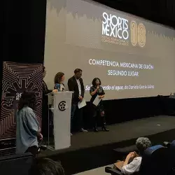 Daniela recibiendo su reconocimiento en Shorts México 2023
