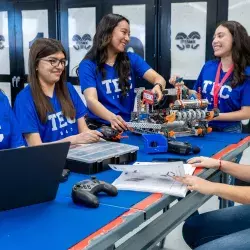 Equipo de Tec Campus Saltillo triunfa en torneo de robótica girl powered