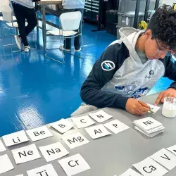 Estudiantes de PrepaTec desarrollan tabla periódica en braille