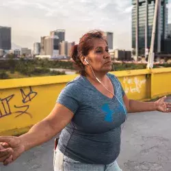 Lety Hinojosa bailando música colombiana en el puente de San Luisito.