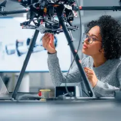 Experta TEC hace llamado urgente: más Mujeres en Carreras STEM