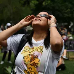 Colaboradora del Tec viendo el eclipse solar desde el Jardín de las Carreras.