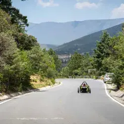 Carrera de autos de gravedad en Arteaga, Coahuila