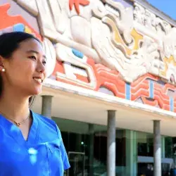 Cecilia Lee frente al edificio de Rectoría, en campus Monterrey.