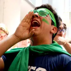 Alumno coreando una porra de la comunidad que representó durante el Hi!Tec en Campus Monterrey.