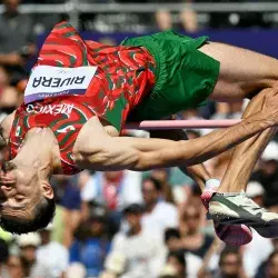 Edgar Rivera saltando en su prueba en París 2024.