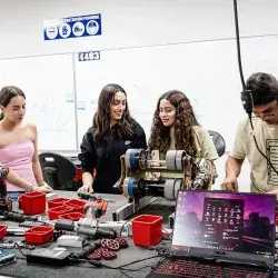 Estudiantes trabajan en el nuevo espacio de Maker Space en PrepaTec Laguna