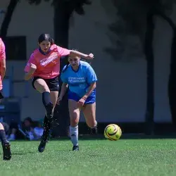 Dos alumnas de Sonora Norte en partido de fútbol contra Guadalajara.