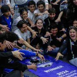 Alianza roja, ganadora del FIRST Off Season, celebrando