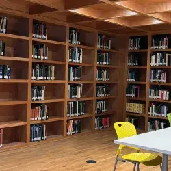 Profesor Tec publica libro para aprender español
