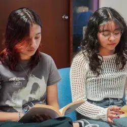 Alumnas PrepaTec leyendo