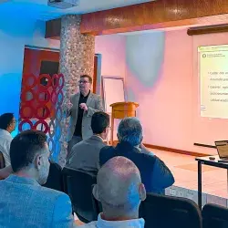 Consejo asesor del Tec Chihuahua discutiendo mejoras en programas educativos.