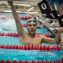 Diego Lizardi, nadador hidalguense y estudiante de PrepaTec, celebra en la piscina tras una competencia, en su camino rumbo a los Panamericanos Junior.