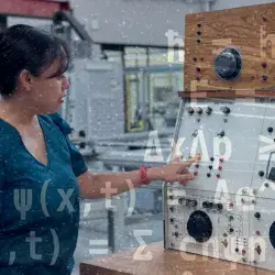 Profesora trabaja con máquina en investigación sobre mecánica cuántica