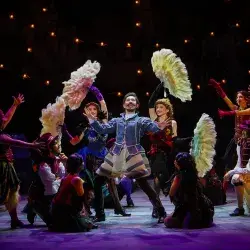 Escena de la comedia musical Something Rotten!, interpretada por estudiantes del Tec.