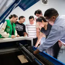 Profesor del Tec de Monterrey participa en clase con estudiantes