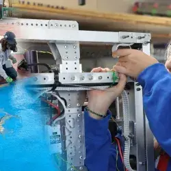 Integrante de VOLTEC trabaja en el robot; en otra fotografía los integrantes pintan espacios en escuelas.