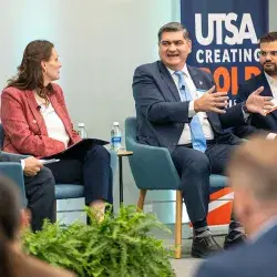 David Garza, presidente ejecutivo del Grupo Educativo Tecnológico de Monterrey, dijo que las universidades deben preparar a sus estudiantes a adaptarse ante los cambios que se esperan en el futuro, en panel en la University of Texas at San Antonio (UTSA).
