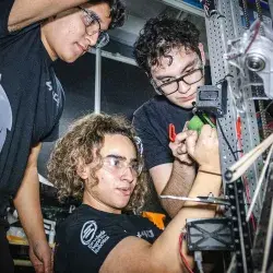 Jóvenes de PrepaTec Laguna trabajan en su robot durante la competencia Regional Monterrey de FIRST 2025