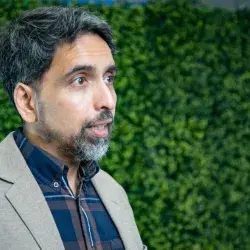 Sal Khan during his interview with CONECTA at Tec de Monterrey