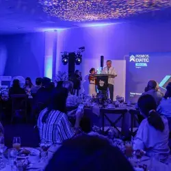 Tampiqueño Rafael González Acuña agradeciendo su premio al mérito EXATEC