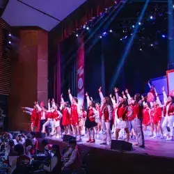 Estudiantes del Tec campus Hidalgo interpretan una coreografía grupal durante High School Musical: On Stage, como parte de las actividades de arte y cultura en mayo.