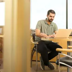 Persona laborando en oficina