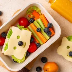 Snack con verduras, frutas y lonche