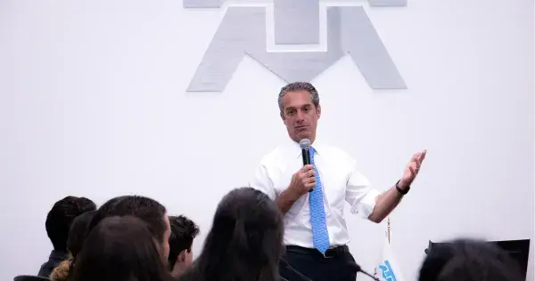 Comparte Carlos Slim Domit su visión con alumnos del Tec