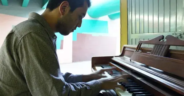 Compone música en piano, crea videojuegos y estudia 2 idiomas