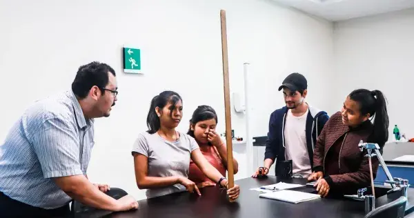 ¡A divertirse! Inculcan la ciencia a jóvenes de escasos recursos