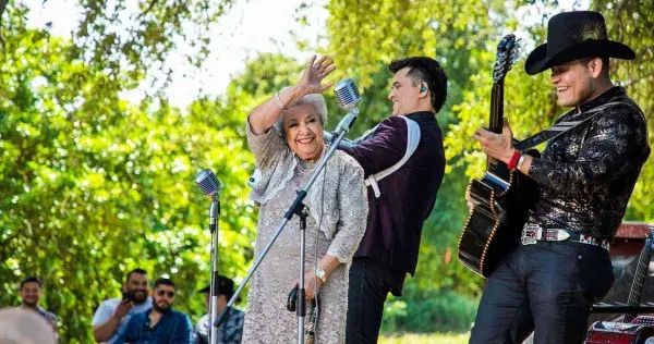 La abuelita y el grupo mexicano que podrían ganar el Latin Grammy