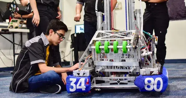 Alumnos de PrepaTec compiten a nivel internacional y enseñan robótica
