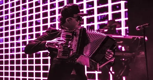 Música y ayuda: así apoya Ulises de Kinky a músicos de pocos recursos