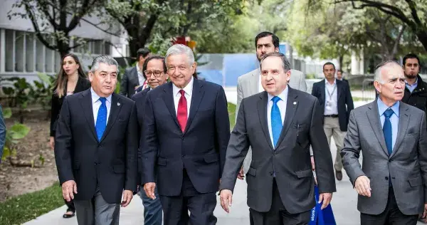 Buscaremos más becas para jóvenes.- López Obrador en el Tec