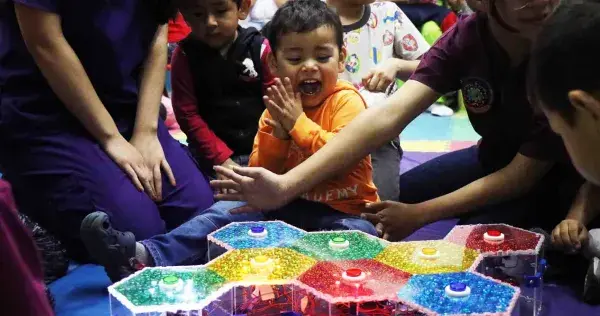 ¡Estimulan a niños con autismo! Jóvenes diseñan y construyen juguetes