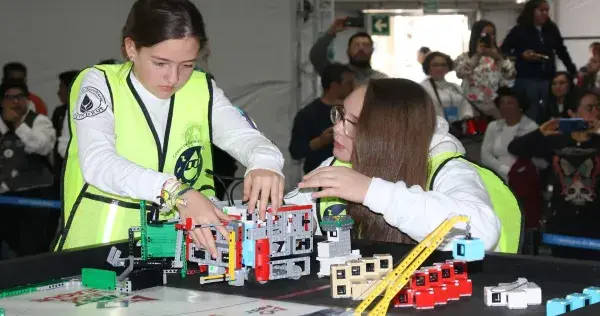 Egresado del Tec impacta la vida de niños a través de la robótica