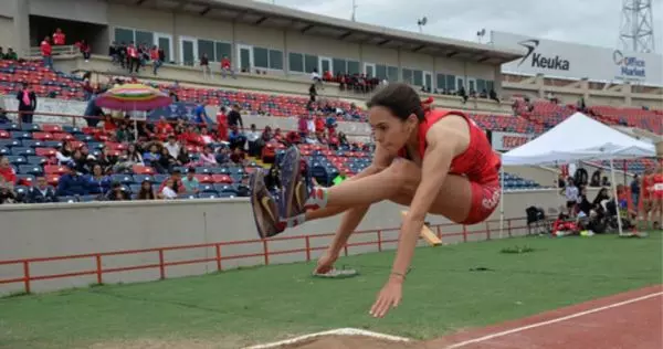 ¡Corre por su sueño! Con su salto triple alumna pasa al Nacional