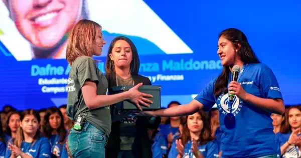 Becados del Tec suman esfuerzos y ayudan a becar a otros jóvenes