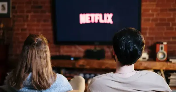20 series y películas en línea para disfrutar en verano desde casa