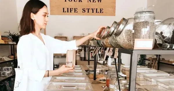Emprendedora promueve el consumo de productos sin empaquetado