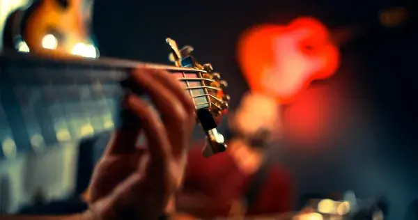 Antropólogo y rockero: profesor Tec saca su primer disco musical