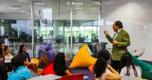 Más de 40 años de este maestro inspirando vidas en el Tec