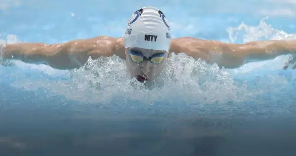 Sus ‘brazadas’ lo llevan al éxito académico y en la natación