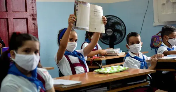 ¿Regreso de niños a clase? No, en pico de casos COVID, dicen expertos