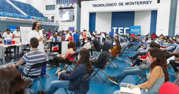 Se vacunan contra COVID-19 en el Tec Campus Querétaro