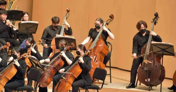 ¡A tocar! Joven mexicana forma parte de orquesta coreana