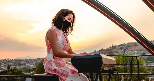 Música, teatro y baile: así es la egresada Tec emprendedora en el arte