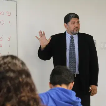 Profesor Gabino explicando el proyecto.