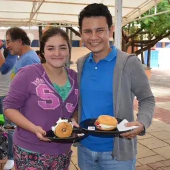 Alumnos en la venta de sus productos